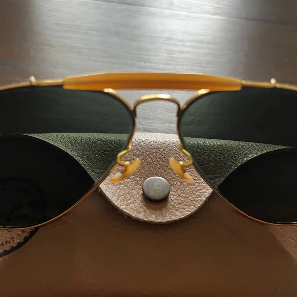 Vintage Ray-Ban Aviator Unisex Sunglasses - Picture 5 of 6
